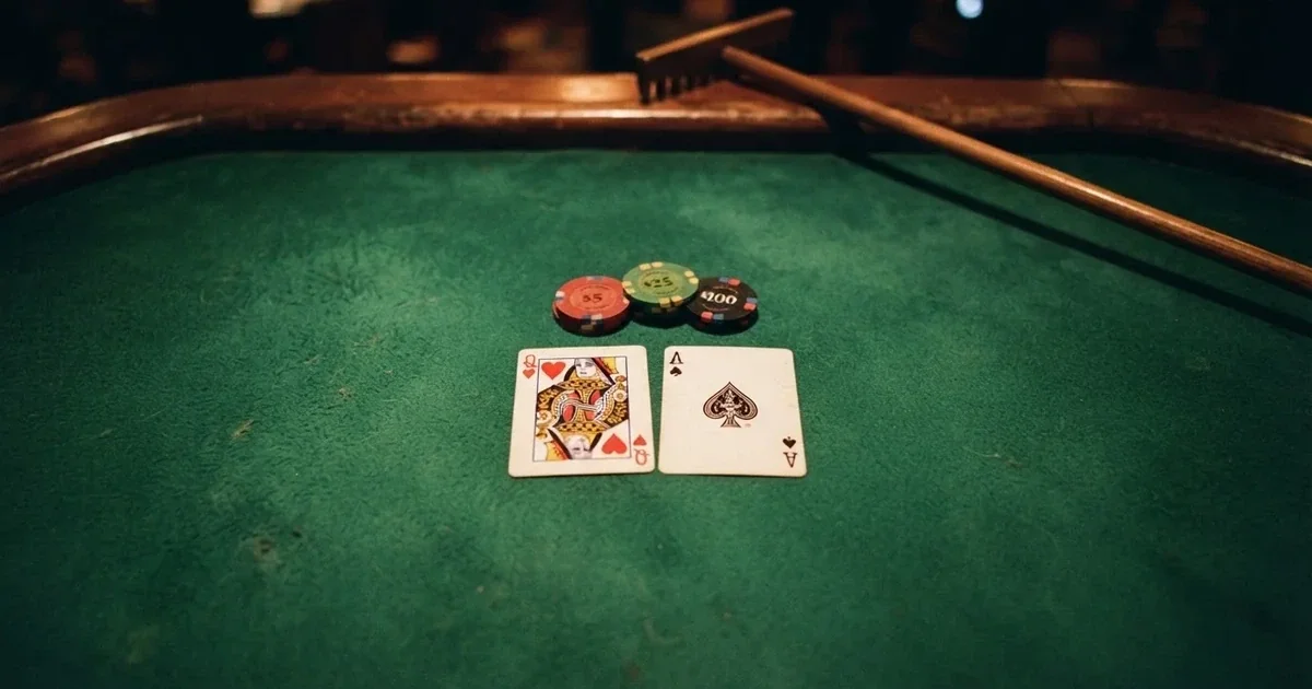 Beleuchteter Spieltisch mit Karten, von oben gesehen — casino mit hoher gewinnchance